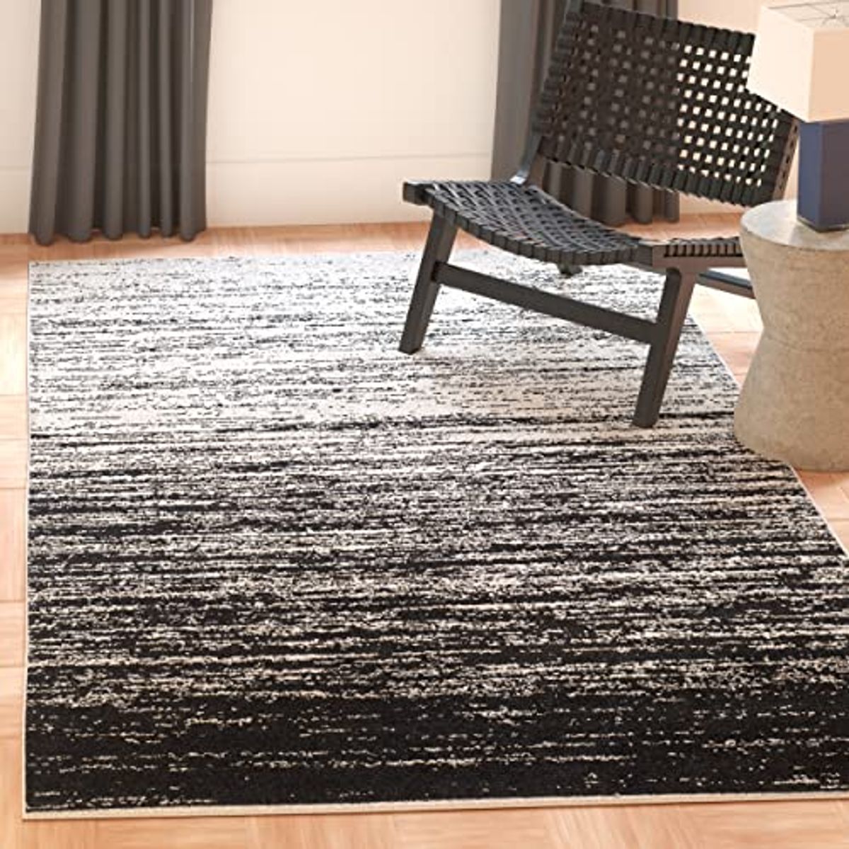 SAFAVIEH Adirondack Collection Accent Rug - 4' x 6', Silver & Black, Modern Ombre Design, Non-Shedding & Easy Care, Ideal for High Traffic Areas in Entryway, Living Room, Bedroom (ADR113A)