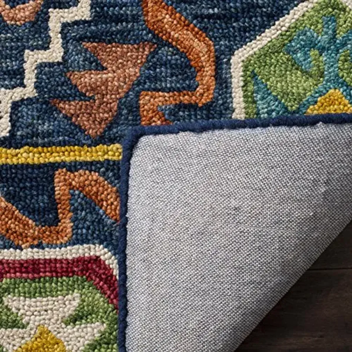 SAFAVIEH Aspen Collection Area Rug - 5' x 8', Navy & Gold, Handmade Boho Tribal Southwestern Wool, Ideal for High Traffic Areas in Living Room, Bedroom (APN501A)