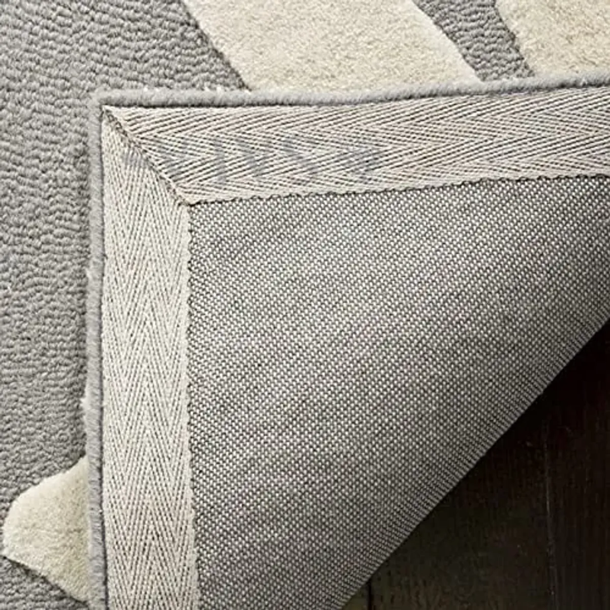 SAFAVIEH Kids Collection Accent Rug - 3' x 5', Grey & Ivory, Handmade Daisy Wool, Ideal for High Traffic Areas in Entryway, Living Room, Bedroom (SFK914C)