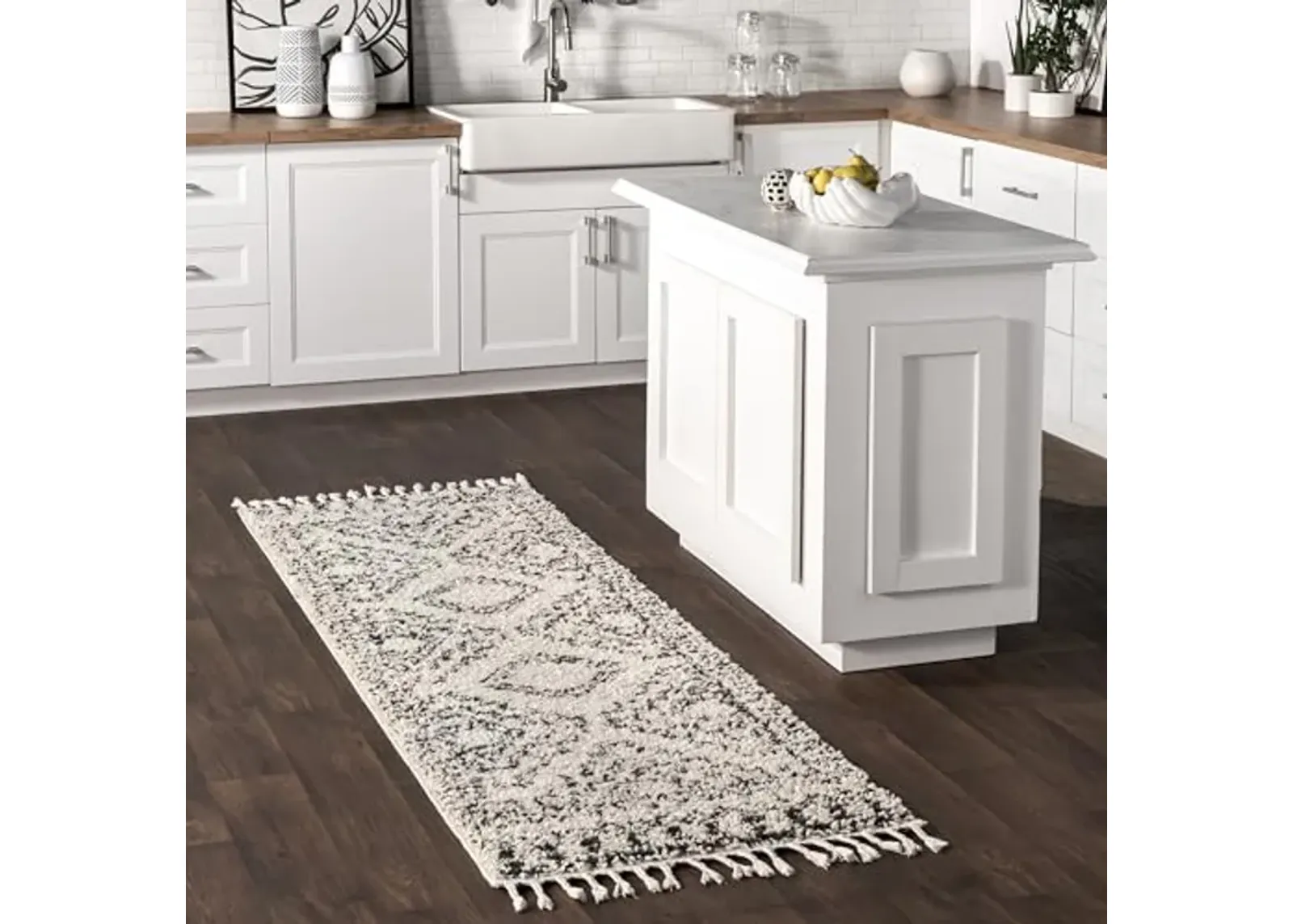 nuLOOM Vasiliki Moroccan Shag Tasseled Runner Rug, 2' 8" x 8', Off-white