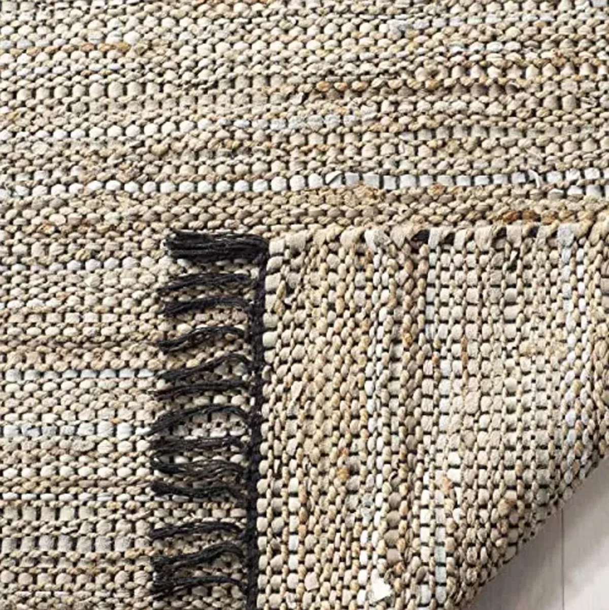 SAFAVIEH Vintage Leather Collection Accent Rug - 3' x 5', Beige, Handmade Boho Fringe Leather & Jute, Ideal for High Traffic Areas in Entryway, Living Room, Bedroom (VTL203B)