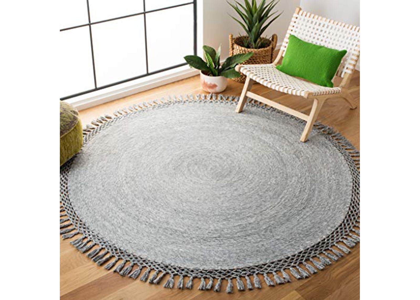 SAFAVIEH Sahara Collection 5' Round Silver SAH490G Handmade Boho Tassel Area Rug