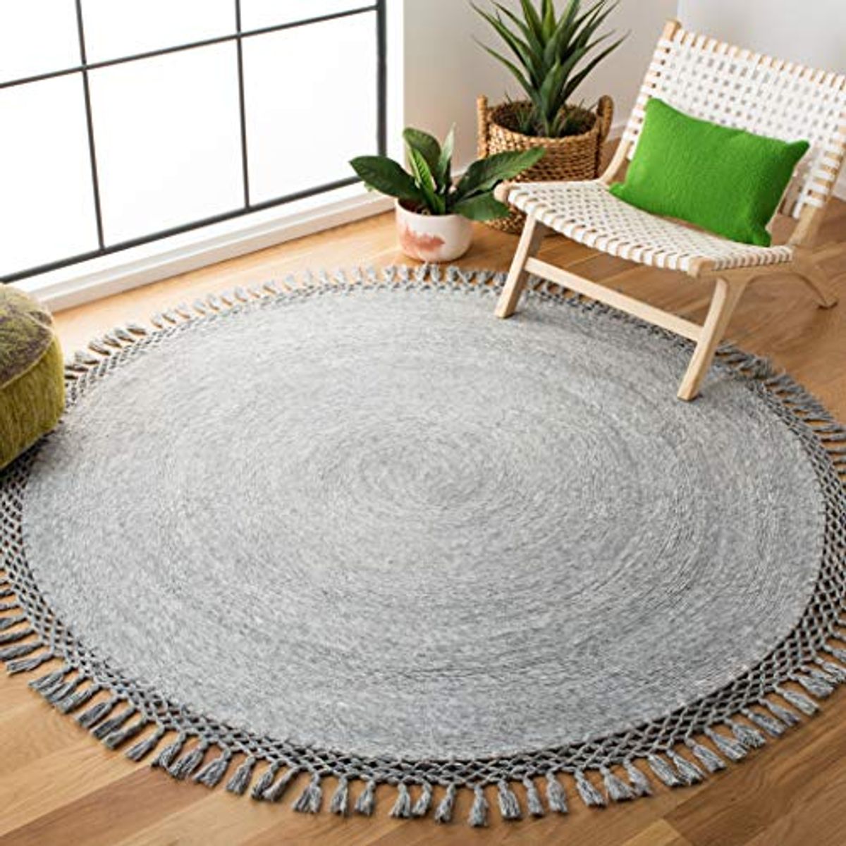 SAFAVIEH Sahara Collection 5' Round Silver SAH490G Handmade Boho Tassel Area Rug