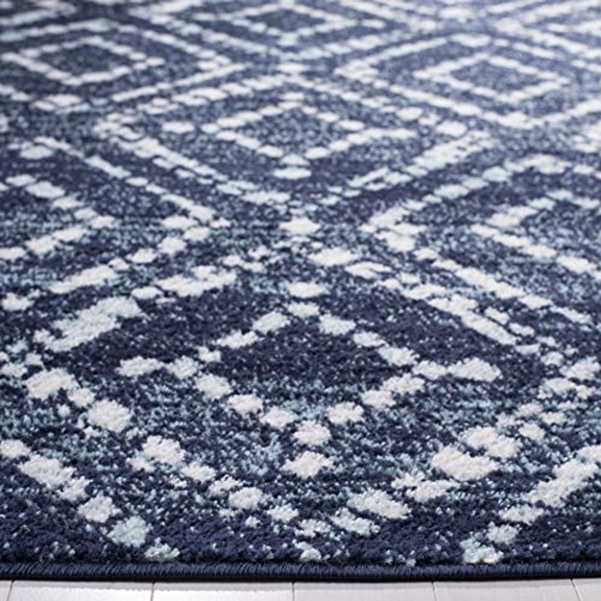 SAFAVIEH Adirondack Collection Area Rug - 6' x 9', Navy & Ivory, Modern Diamond Distressed Design, Non-Shedding & Easy Care, Ideal for High Traffic Areas in Living Room, Bedroom (ADR131N)