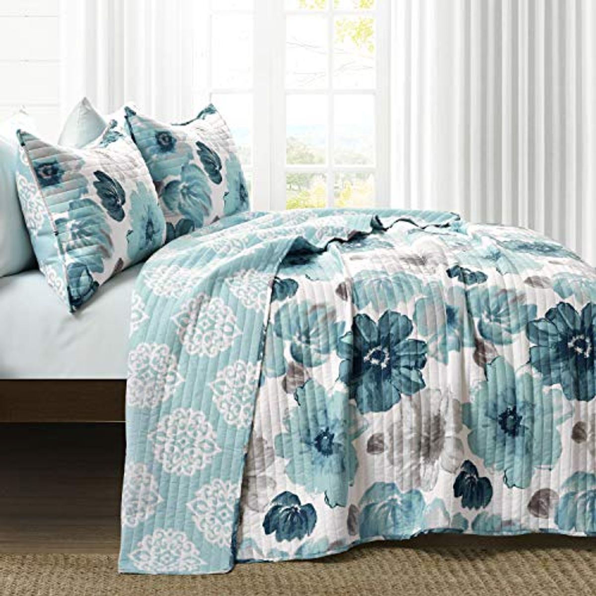 Lush Decor Leah Reversible Floral Quilt Set, 3 Piece Set, King, Blue - Charming Floral Bedding Set - Large Blooming Watercolor Flowers