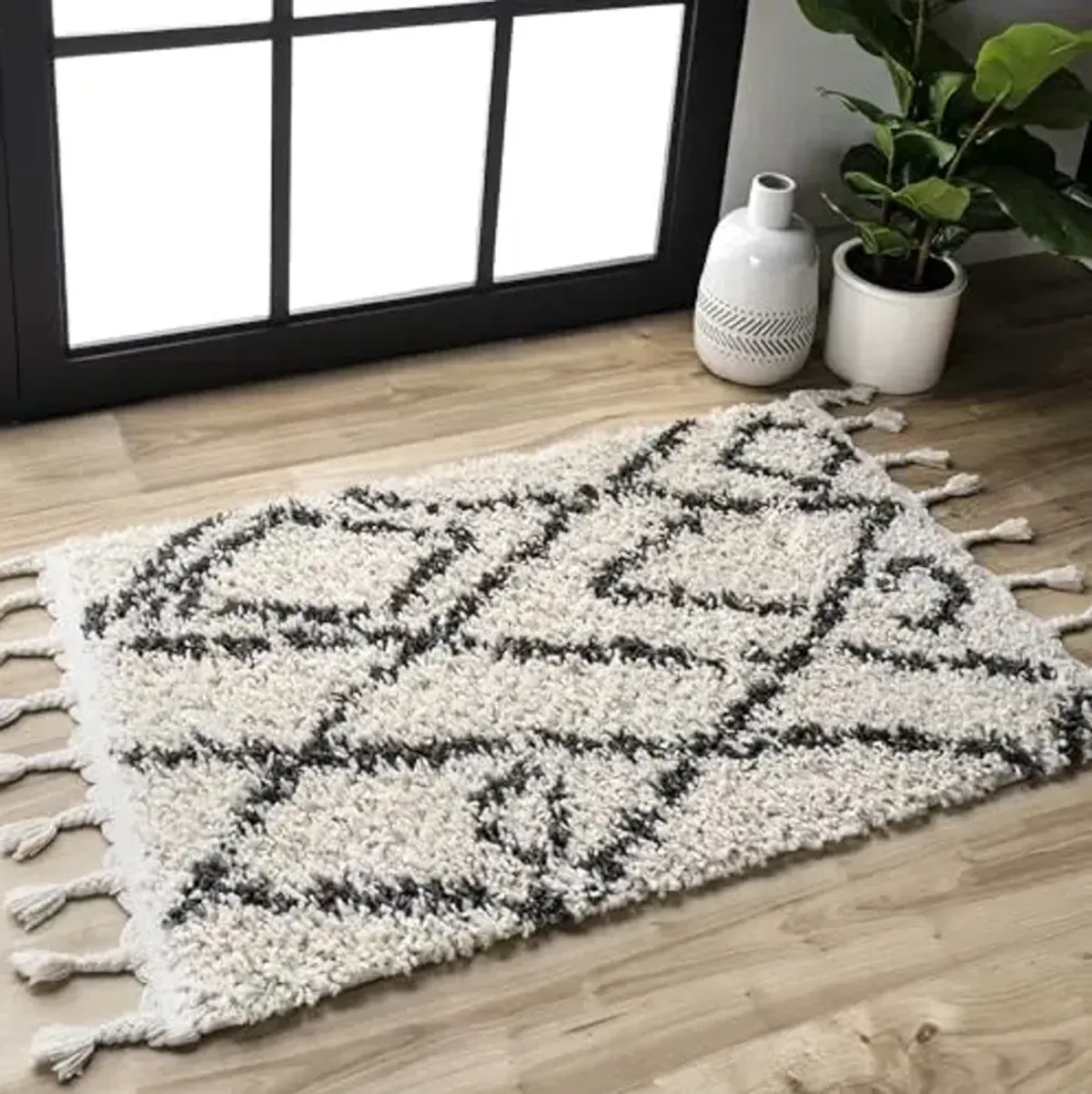nuLOOM Nieves Moroccan Diamond Tassel Accent Rug, 2x3, Off-white