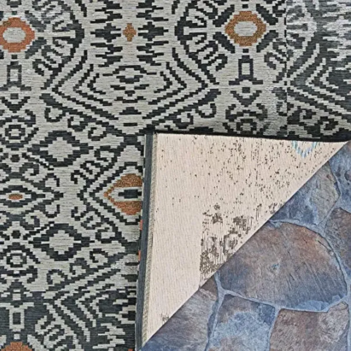 Couristan Dolce Mala Smoke Indoor/Outdoor Area Rug, 2'3" x 3'11"