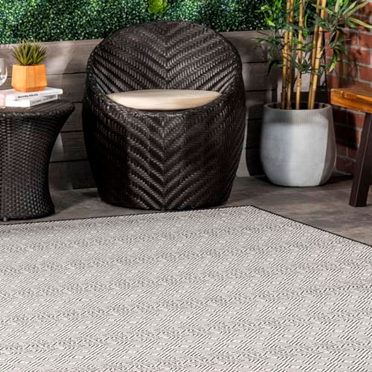 nuLOOM 2' x 8' Outdoor Performance Area Rug, Stain Resistant, Weather Resistant, High Traffic, Patio, Balcony, Outside, Paloma Black