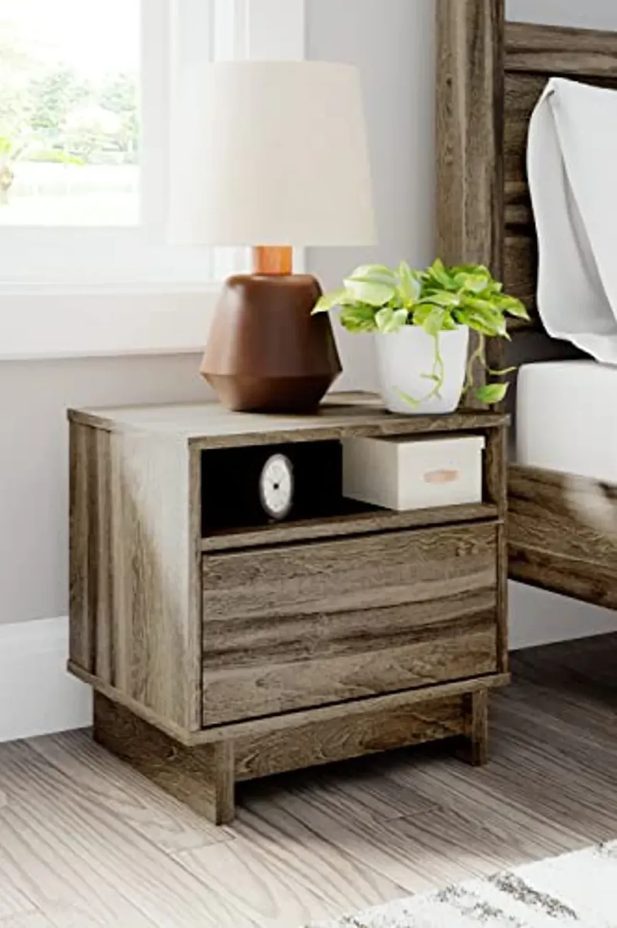 Signature Design by Ashley Shallifer Traditional 1 Drawer Nightstand, 18.78" Tall, Brown