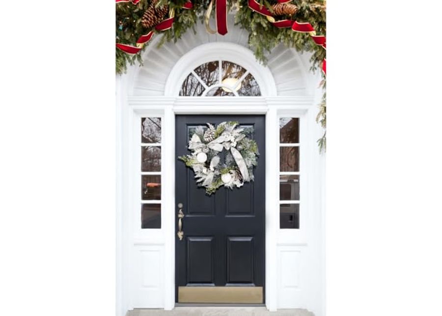 SAFAVIEH Home Collection 26-inch Decorative Artificial Frosted Pine Wreath with Ornaments (Fully Assembled)