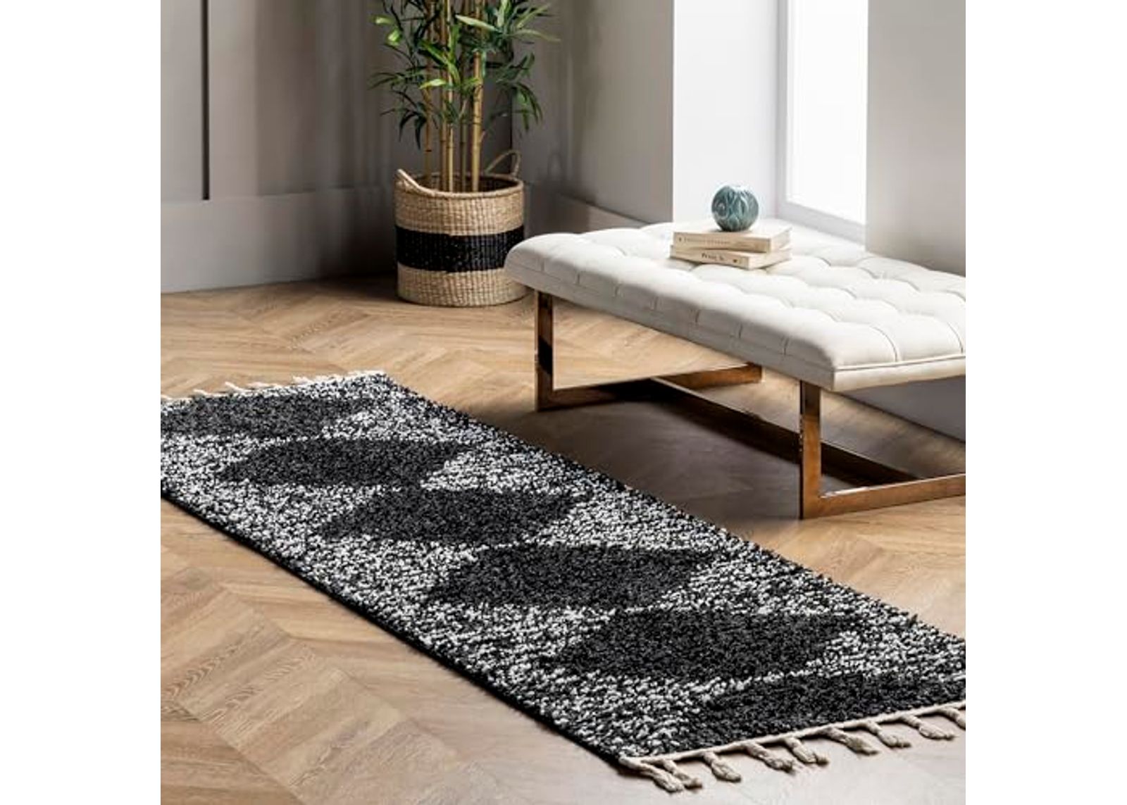 nuLOOM Bria Moroccan Shag Tasseled Area Rug - 2x6 Runner Shag Rug Modern/Contemporary Black/Ivory Rugs for Living Room Bedroom Dining Room Nursery Entryway Hallway