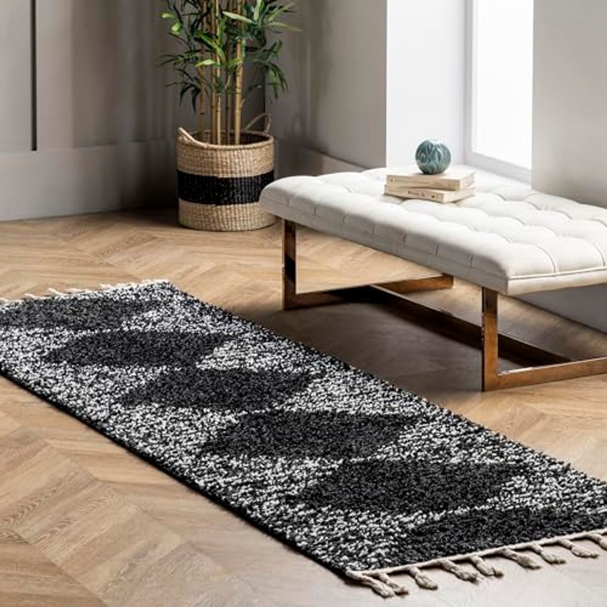 nuLOOM Bria Moroccan Shag Tasseled Area Rug - 2x6 Runner Shag Rug Modern/Contemporary Black/Ivory Rugs for Living Room Bedroom Dining Room Nursery Entryway Hallway