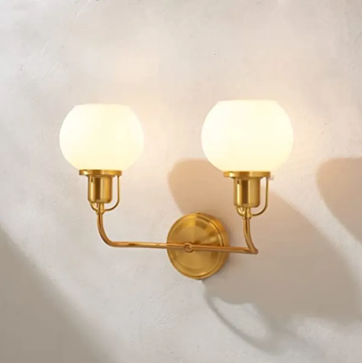 SAFAVIEH Lighting Collection Fenris Contemporary Brass/Opal 2-Light Single Wall Sconce