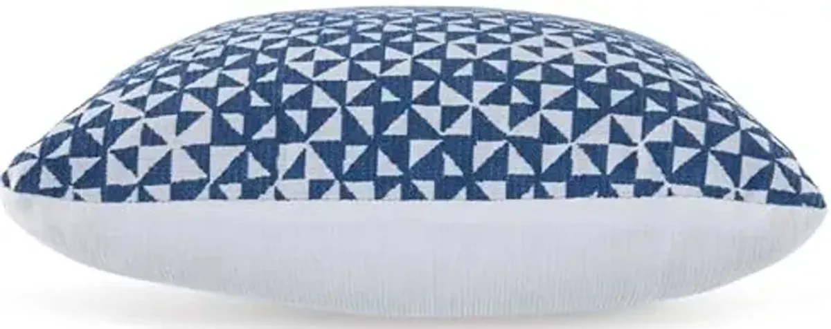Signature Design by Ashley Jaycott Next-Gen Nuvella Contemporary Indoor/Outdoor UV Resistant Geometric 18 x 18 Inches Pillow with Removable Cover and Zipper Closure, Blue & White