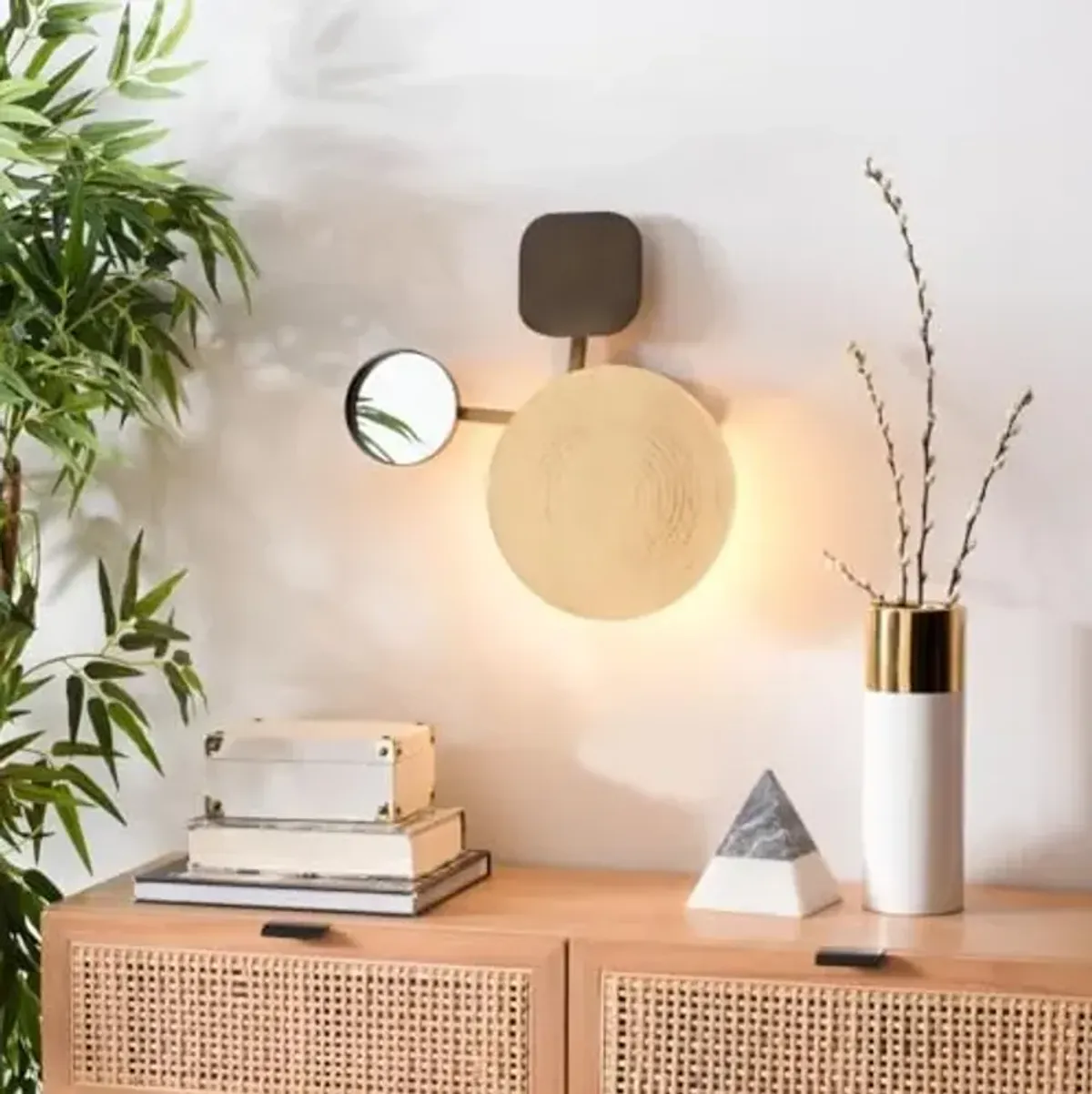 SAFAVIEH Olosa 17" Iron/Steel/Glass Decor ​ WDC1030A​ Wall Décor, Antique Brass