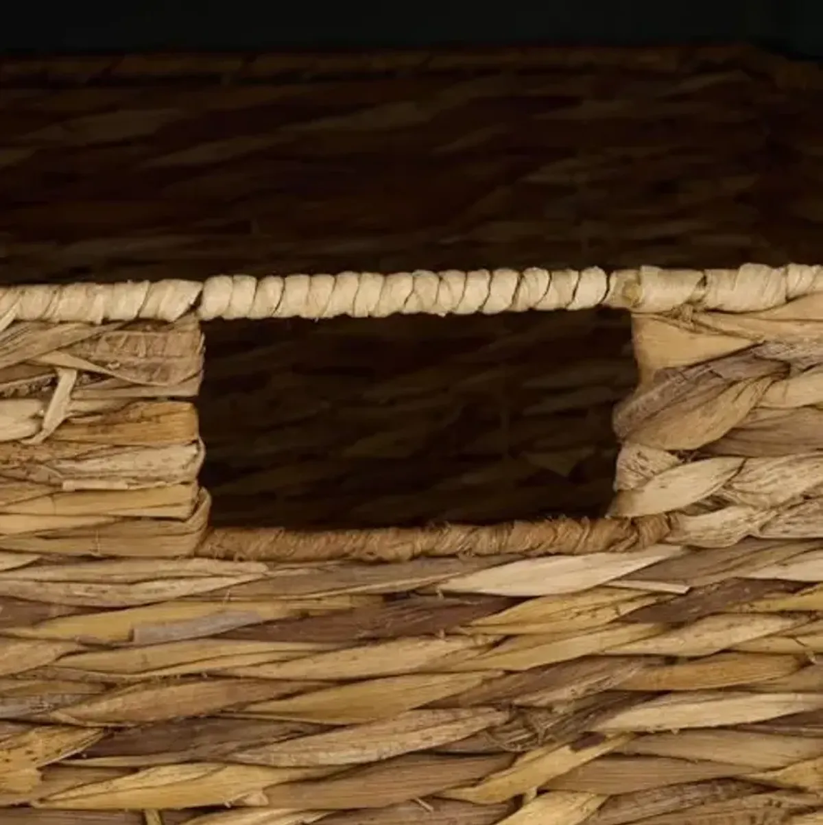 SAFAVIEH Home Collection – Freddy Dusty Green Storage Bench with Seat Cushion, 2 Basket Drawers, Coastal Farmhouse Entryway Design, Fully Assembled (AMH5736L)