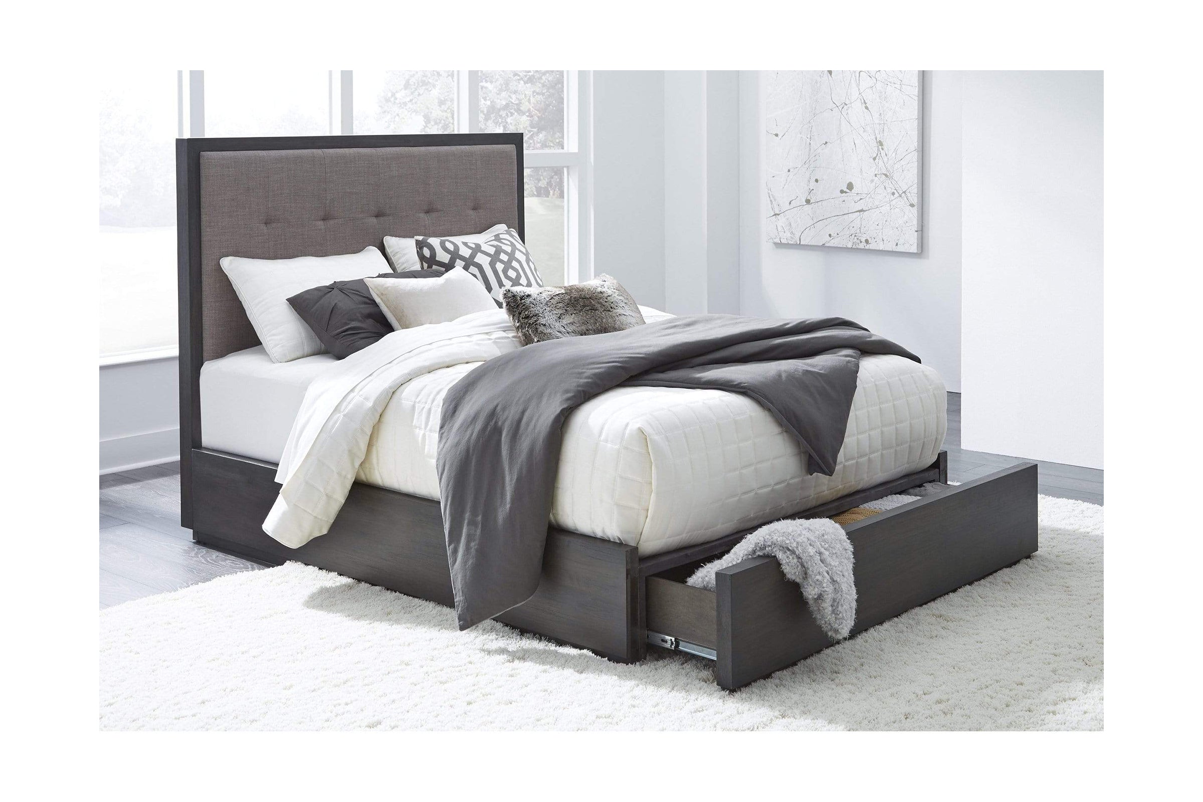 Hollyridge Storage Platform Bed