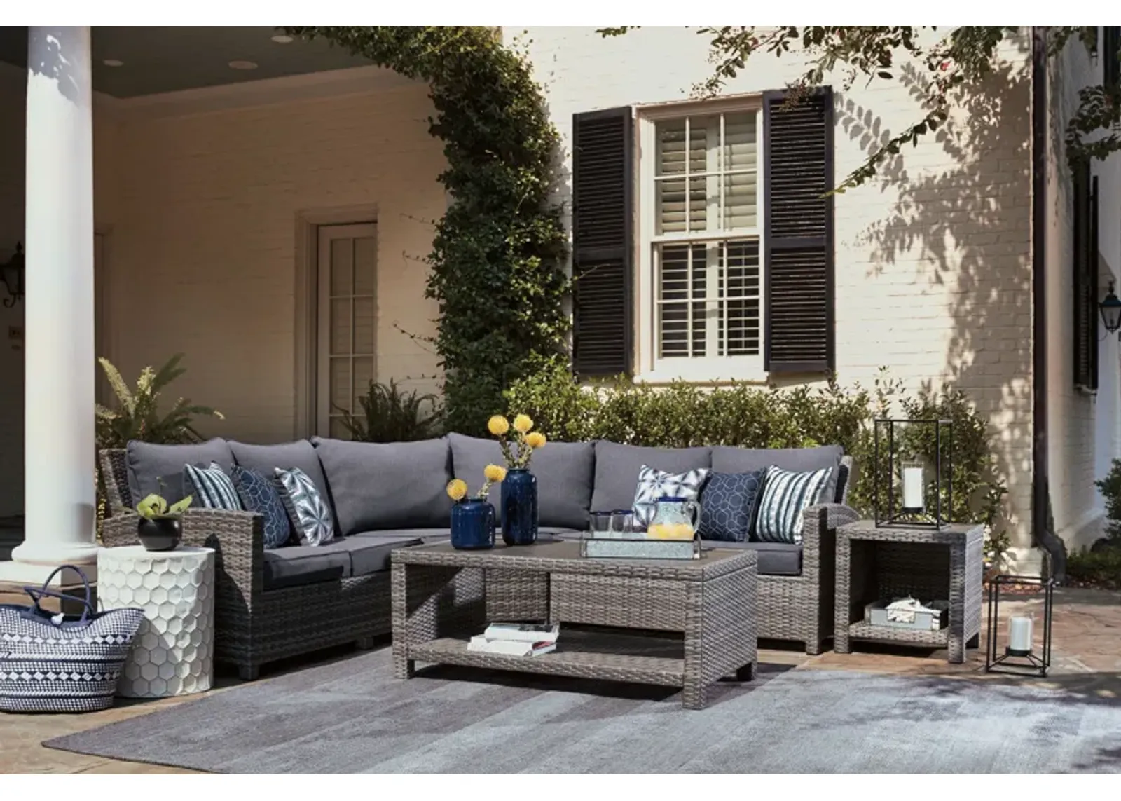 Salem Beach - Dark Gray - 5 Pc. - Sectional Lounge Set