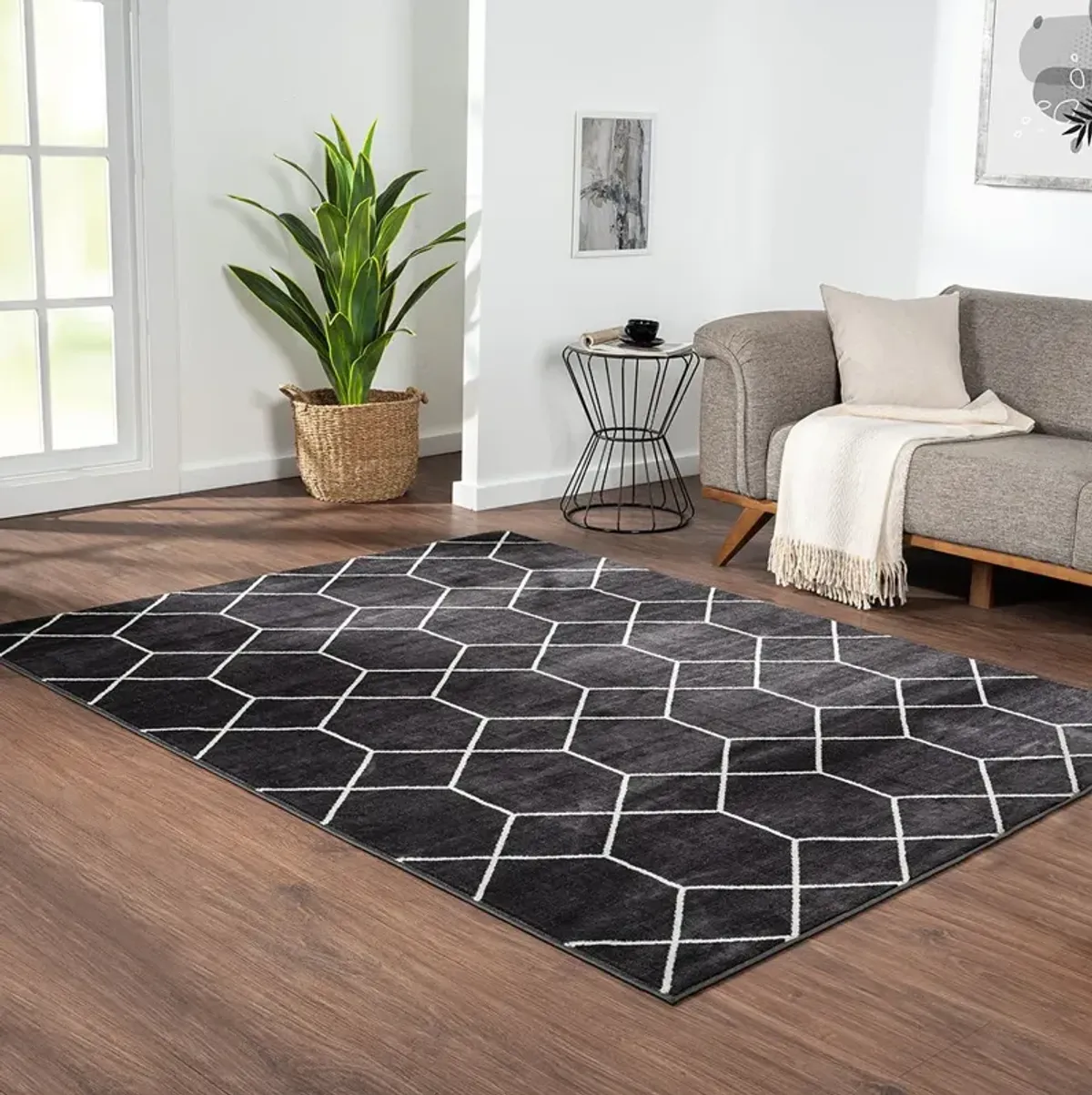Averie - Trellis Geometric Woven Area Rug - Black/Beige