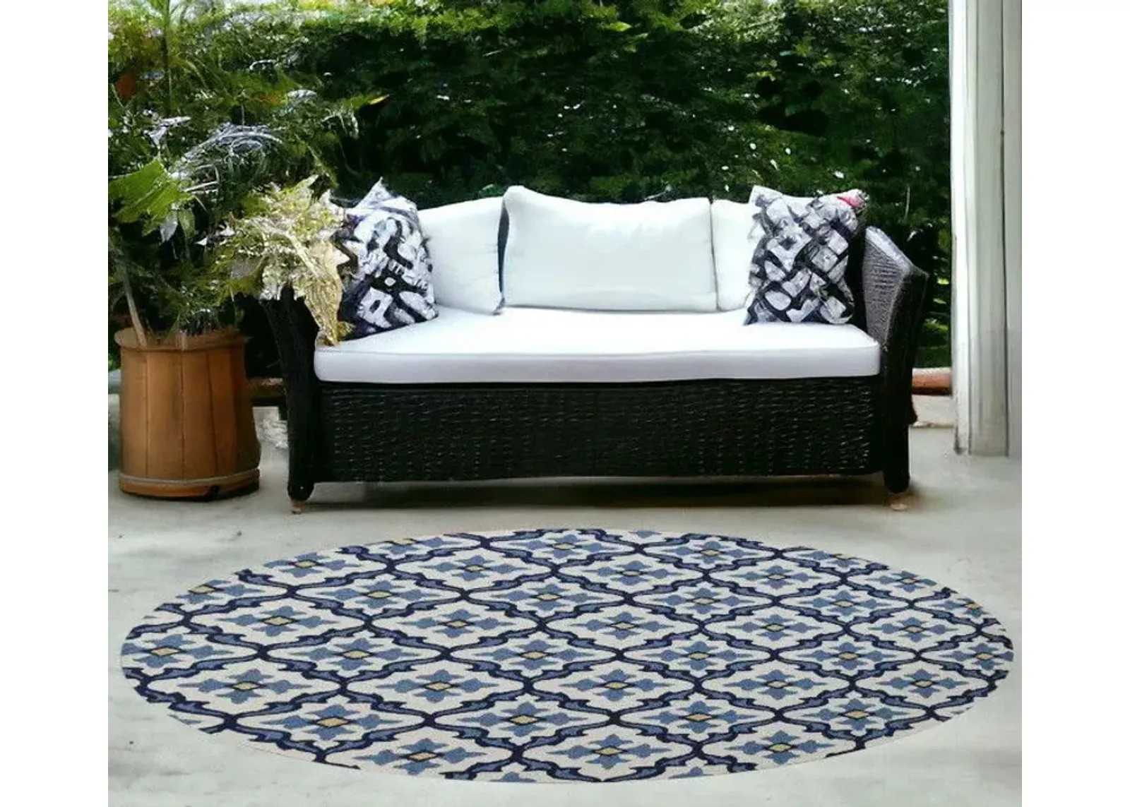 8' Hand Hooked UV Treated Coastal Reef Round Indoor / Outdoor Area Rug - Ivory Blue