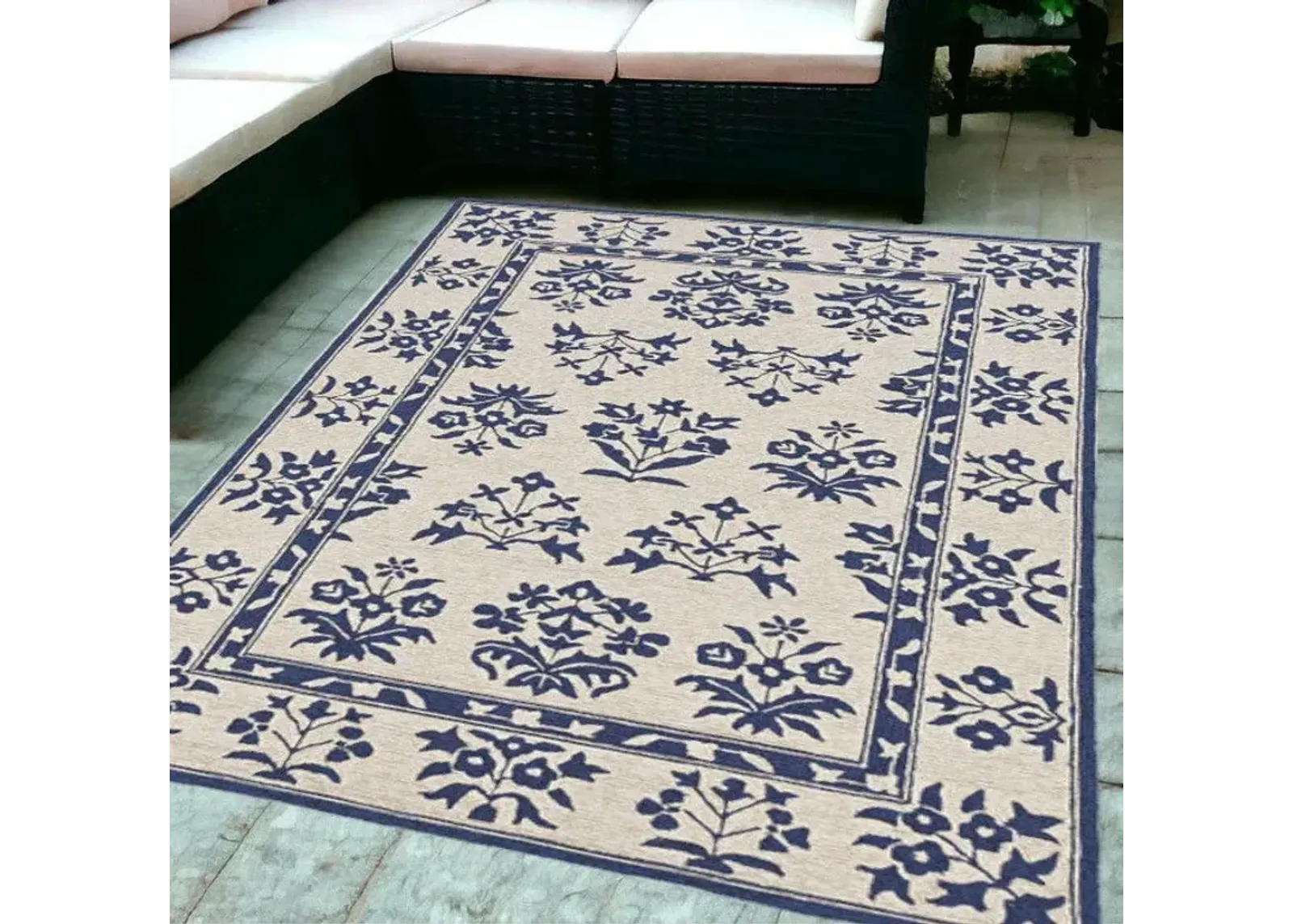 5' X 7' Floral Bordered Indoor / Outdoor Area Rug - S / / Blue