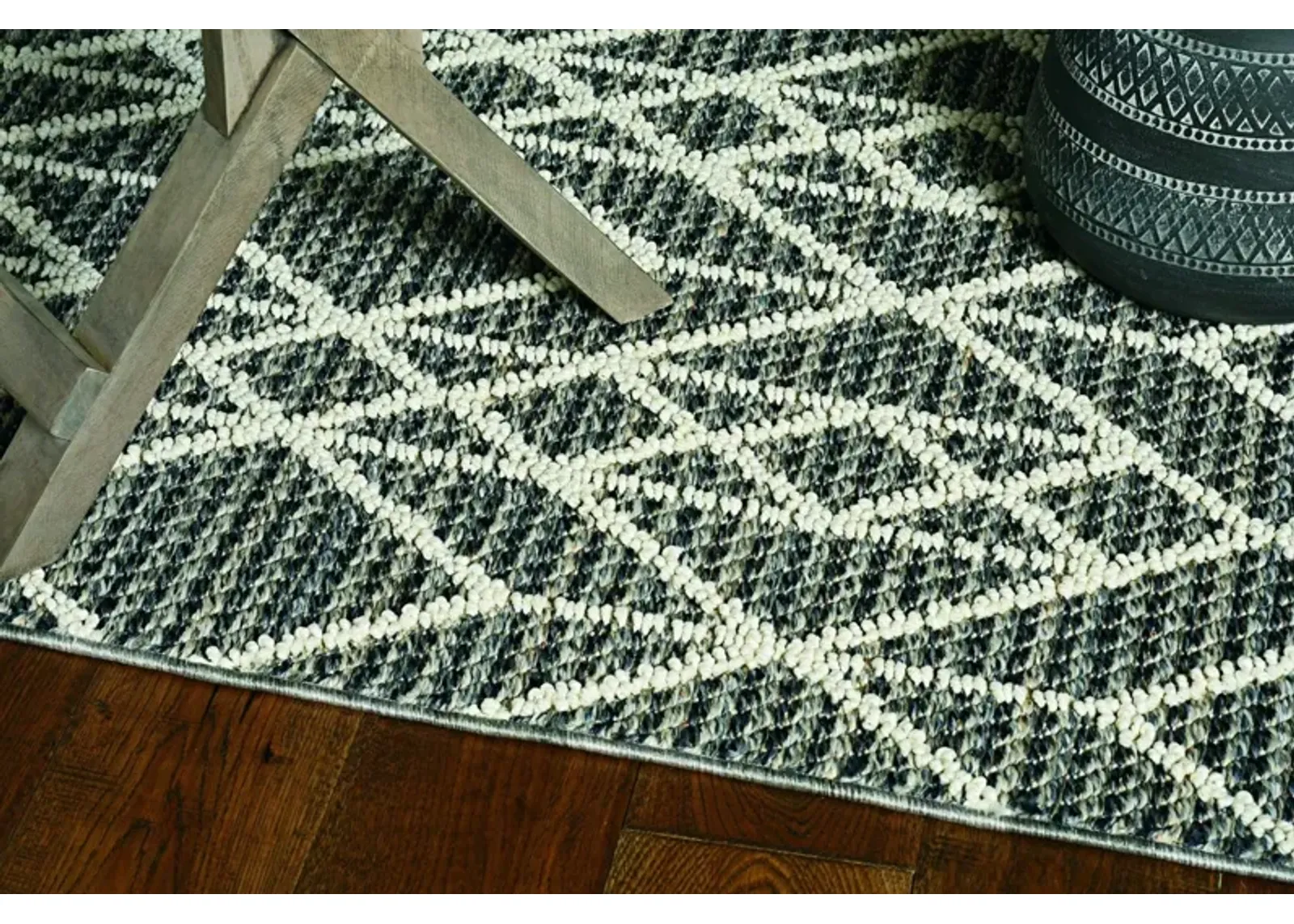 10' X 13' Machine Woven UV Treated Geometric Indoor / Outdoor Area Rug - Gray