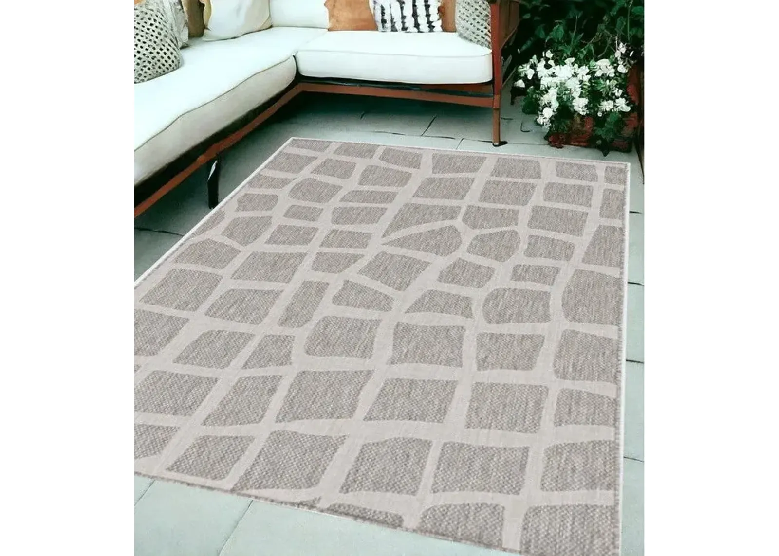 5' X 7' Machine Woven UV Treated Abstract Indoor / Outdoor Area Rug - Ivory Gray