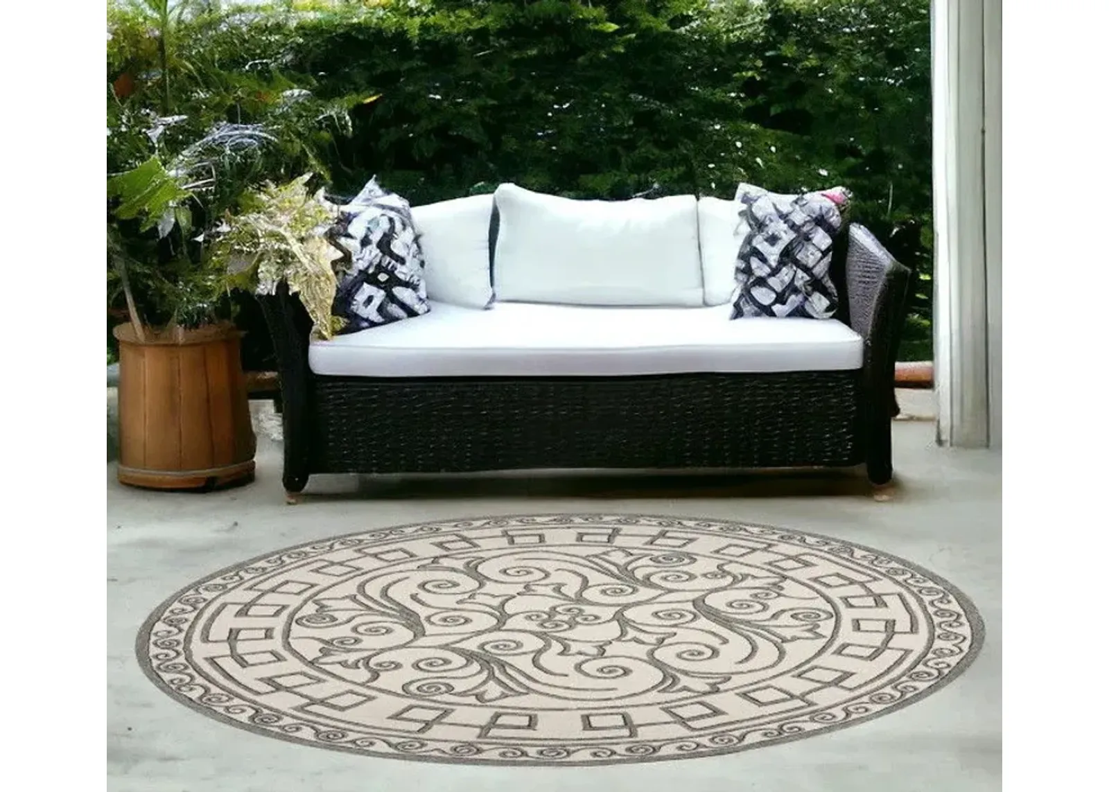 8' Hand Woven UV Treated Greek Key Medallion Round Indoor / Outdoor Area Rug - Gray Ivory