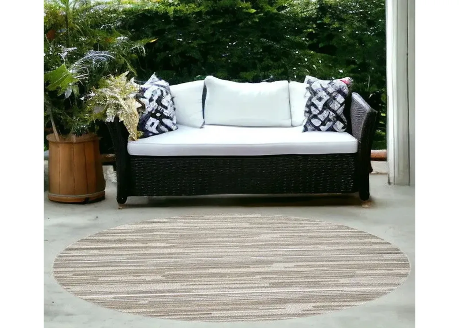 8' Round Round Abstract Stain Resistant Indoor / Outdoor Area Rug - Gray