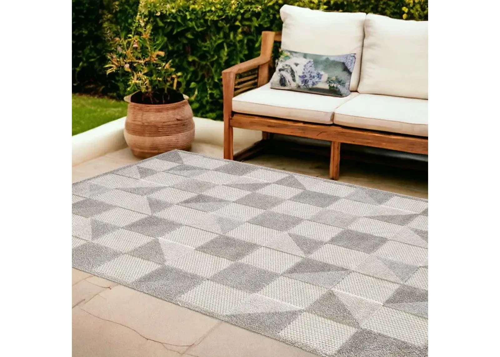 8' X 10' Geometric Stain Resistant Outdoor & Indoor Area Rug - Gray