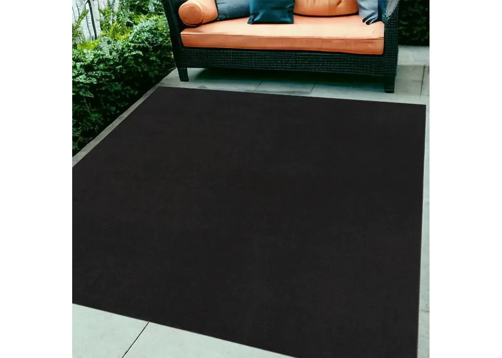 6' X 9' Stain Resistant Indoor / Outdoor Area Rug - Black