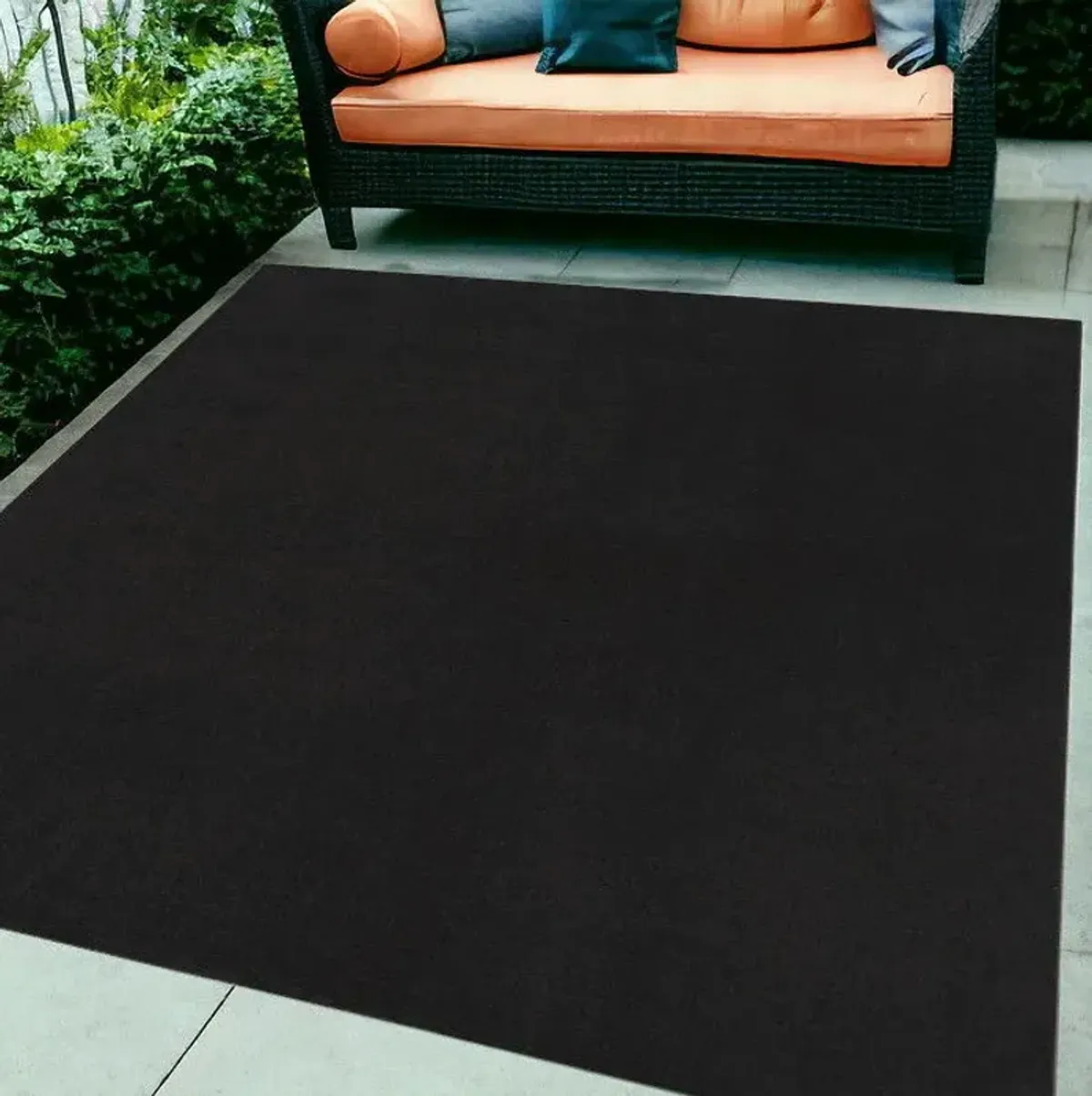 6' X 9' Stain Resistant Indoor / Outdoor Area Rug - Black