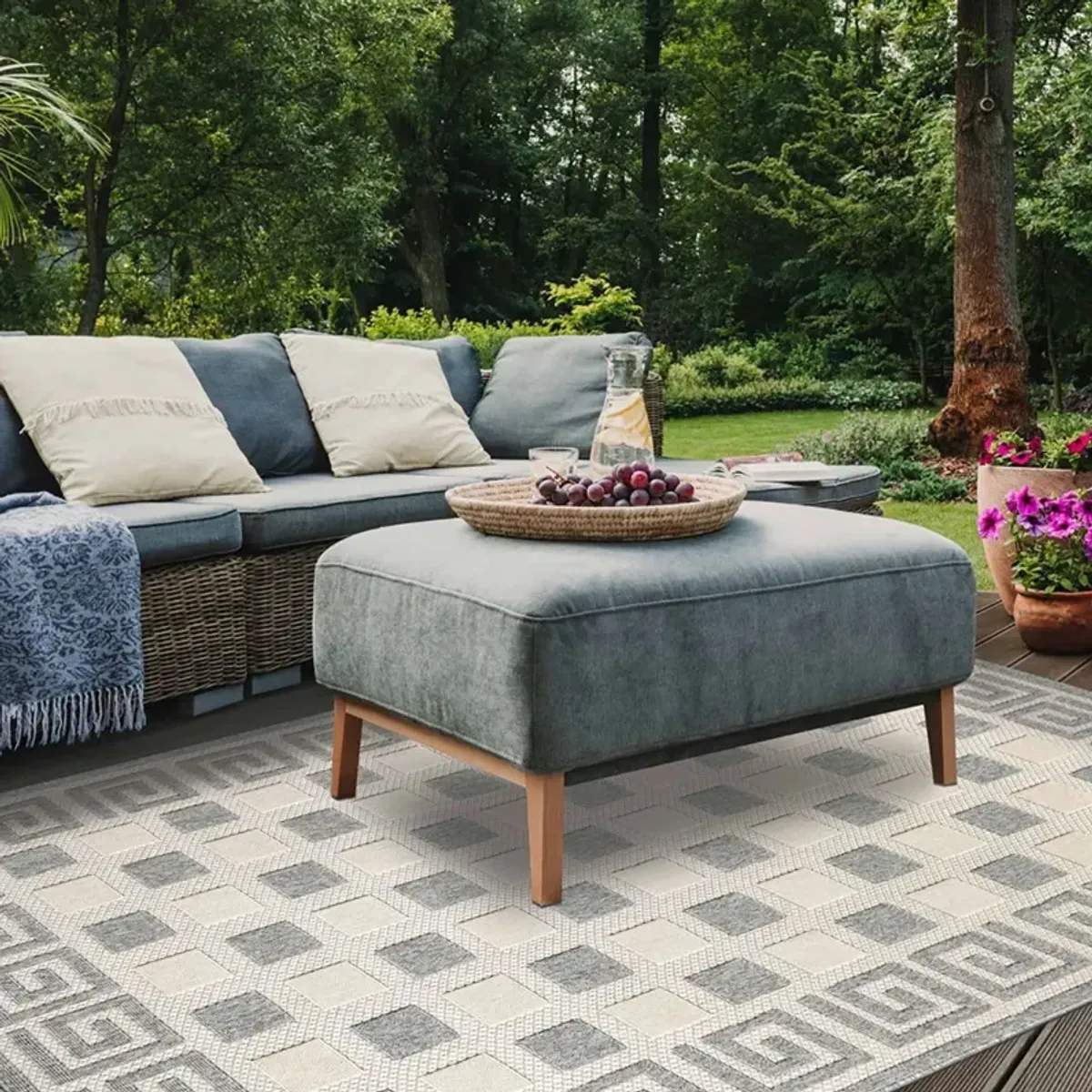 6' X 9' Geometric Stain Resistant Non Skid Indoor / Outdoor Area Rug - Cream