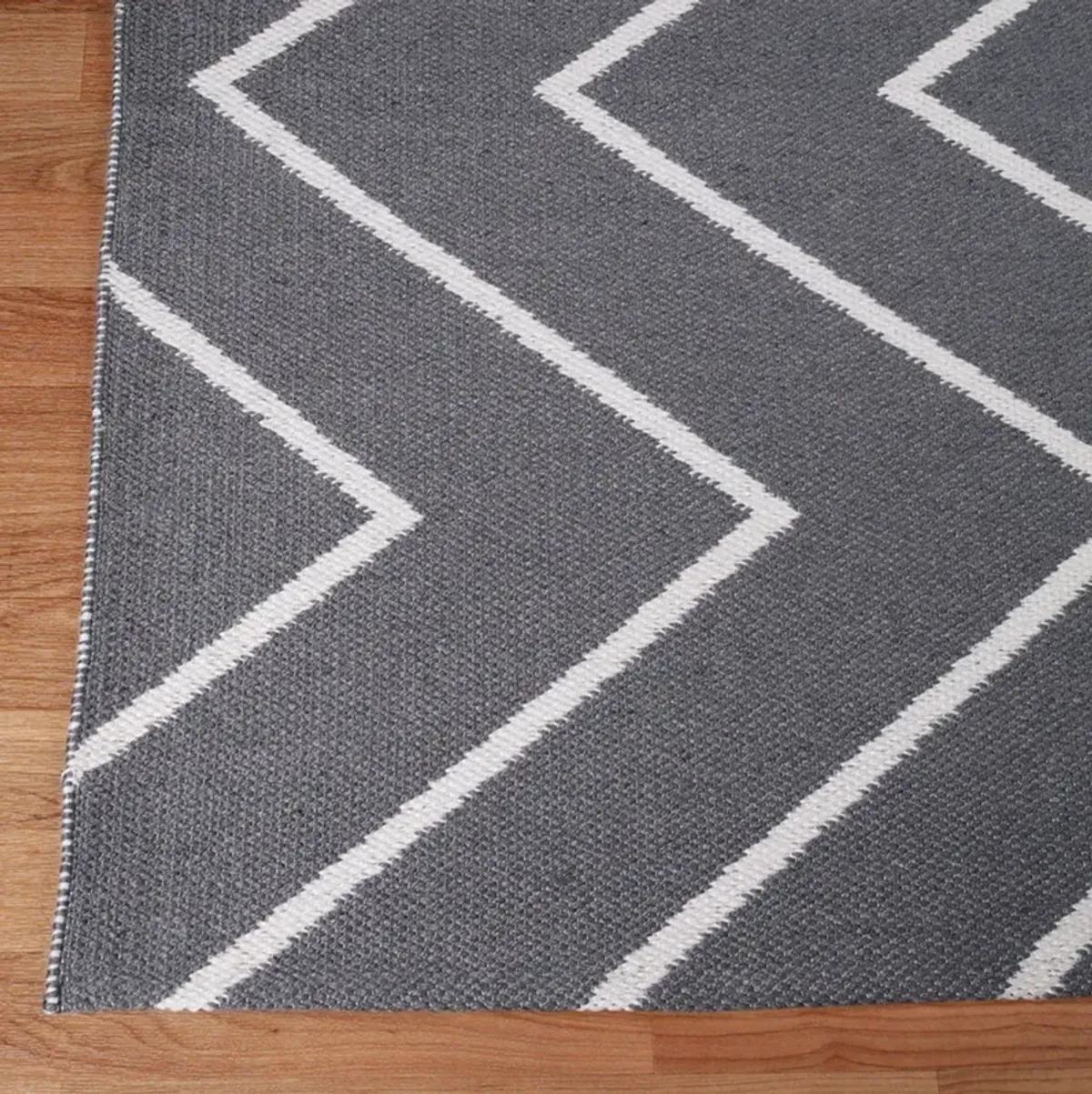 5' X 7' Waves Stain Resistant Indoor / Outdoor Area Rug - Gray