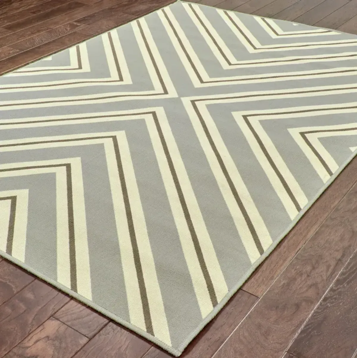 7' X 10' Geometric Stain Resistant Indoor / Outdoor Area Rug - Gray / Ivory