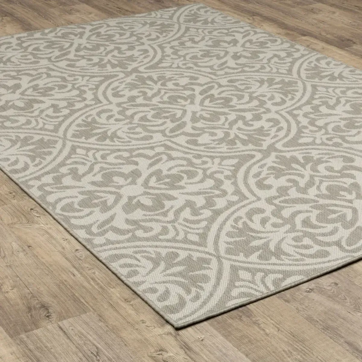 7' X 9' Floral Stain Resistant Indoor / Outdoor Area Rug - Gray / Ivory