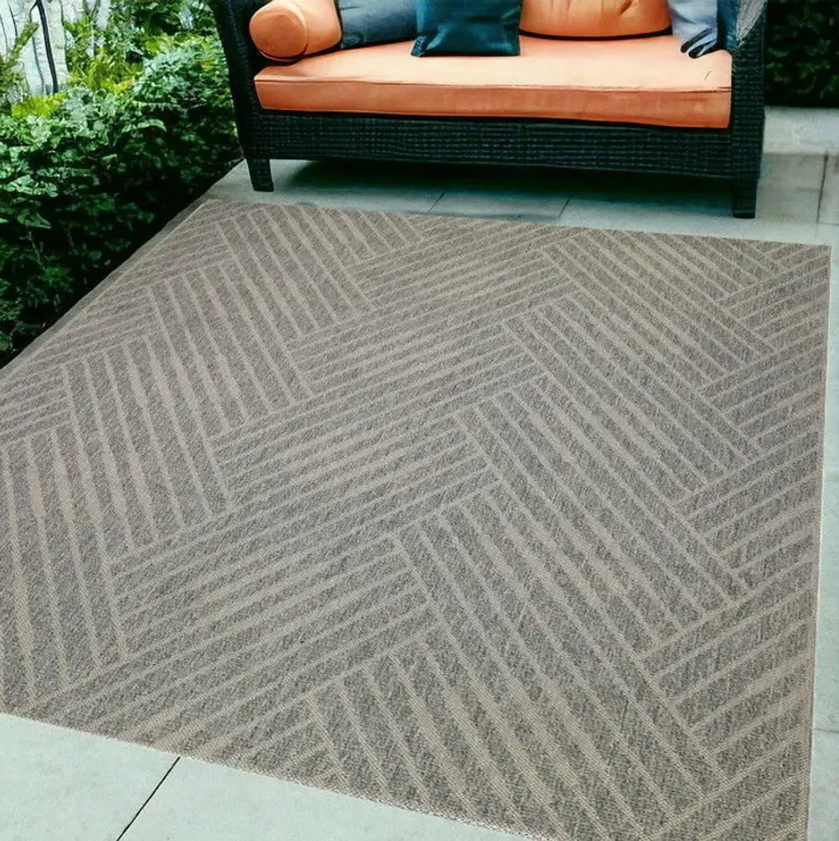 6' X 9' Geometric Stain Resistant Indoor / Outdoor Area Rug - Gray