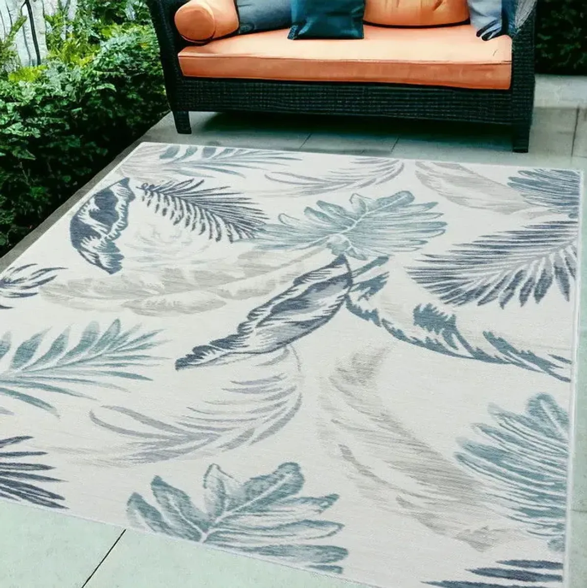 5' X 7' White Palm Leaf Stain Resistant Indoor / Outdoor Area Rug - Blue / Serene