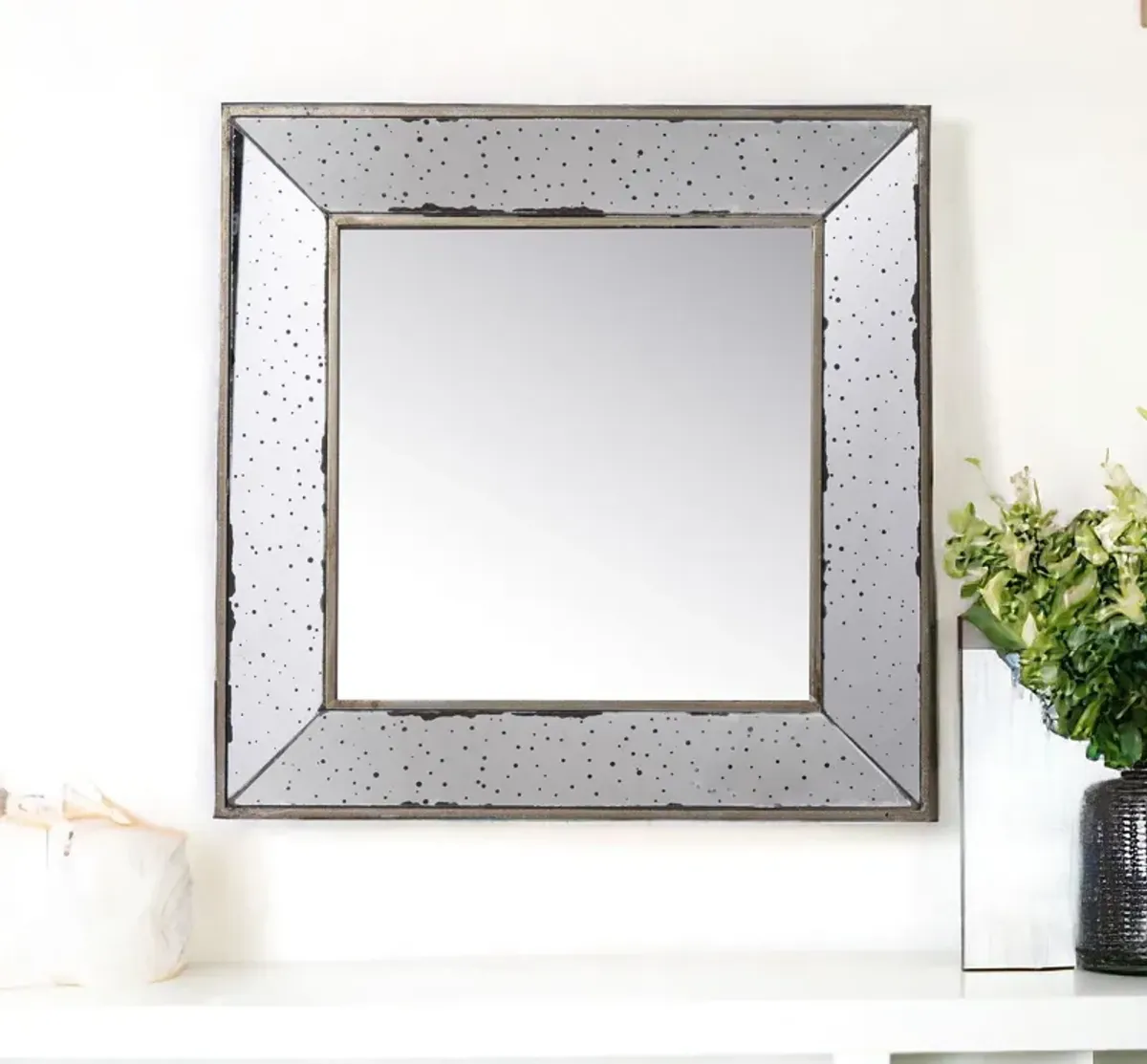 18" Wall Mounted Vintage Style Glass Frame Accent Mirror - Silver