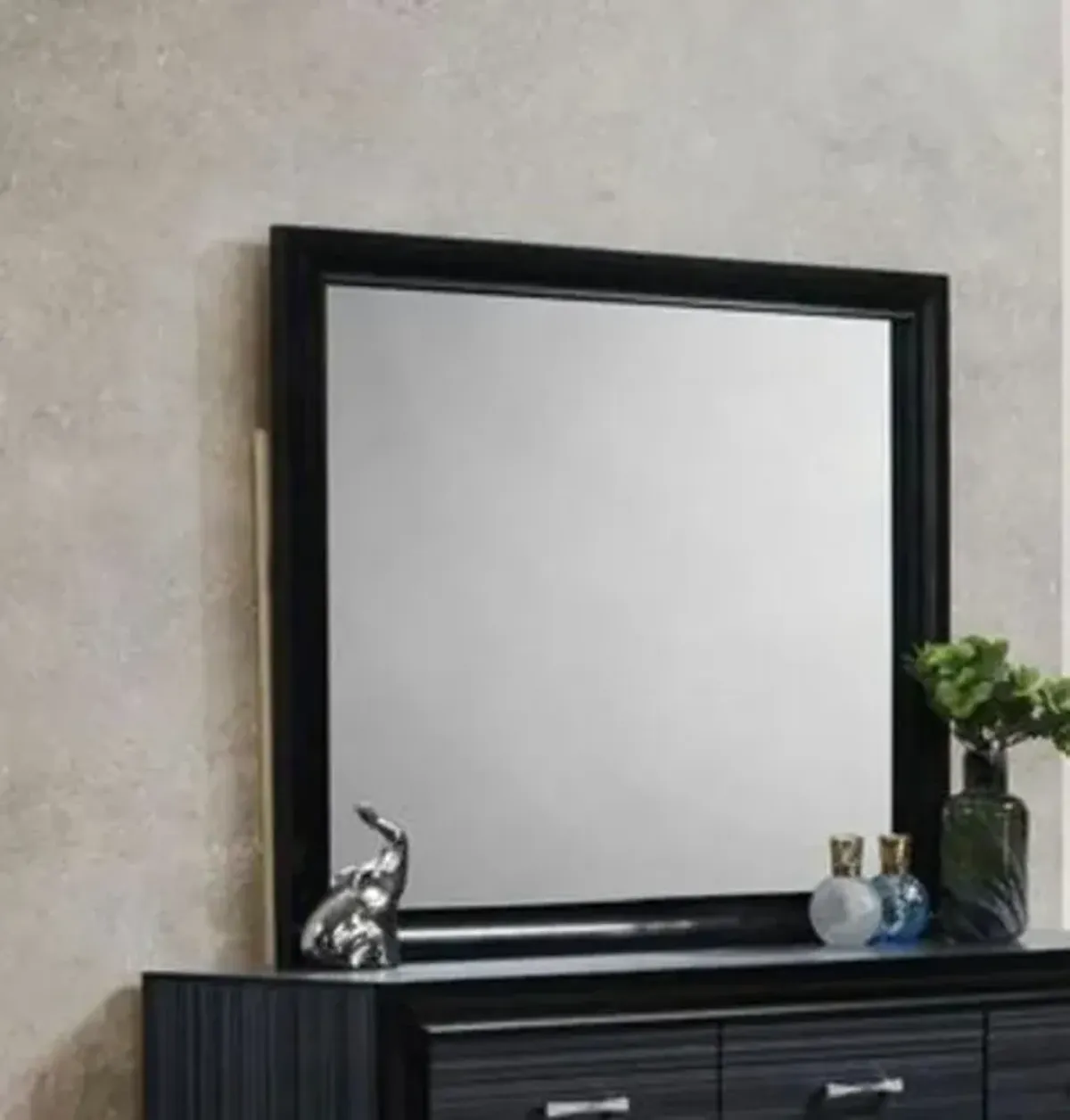 Naima - Minimalist Design Mirror