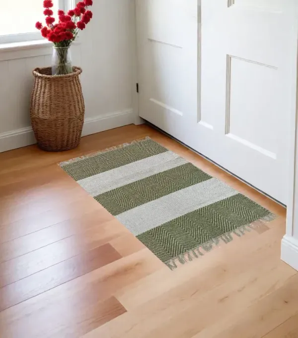 2' x 4' Hand Woven Area Rug - Green And White