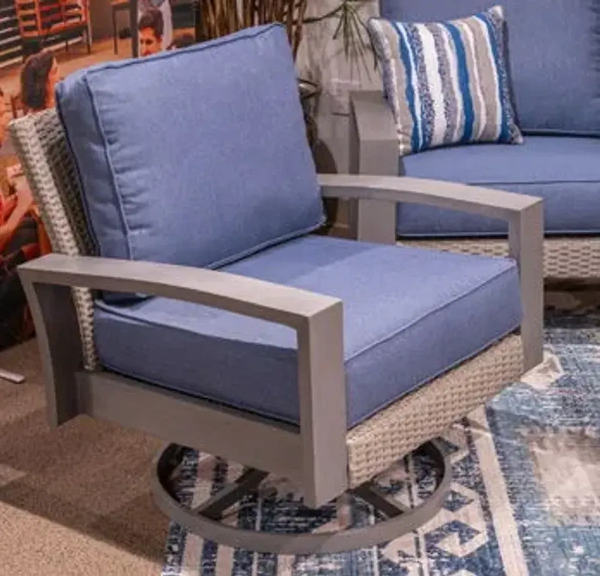 Half Moon Beach - Swivel Lounge With Cushion - Blue / Gray
