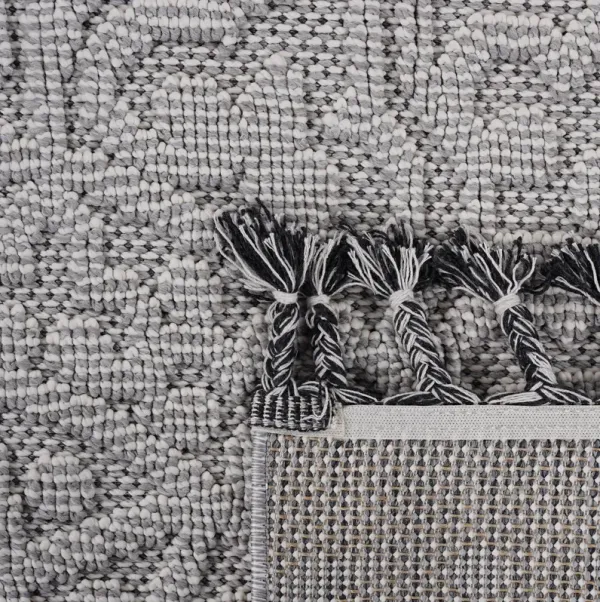 Guros - 6' X 9' Medallion Indoor / Outdoor Area Rug - White / Ivory