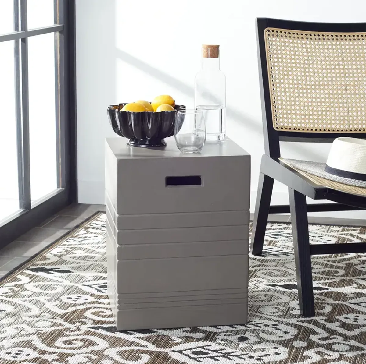 SAFAVIEH Deidara Outdoor Concrete Accent Table