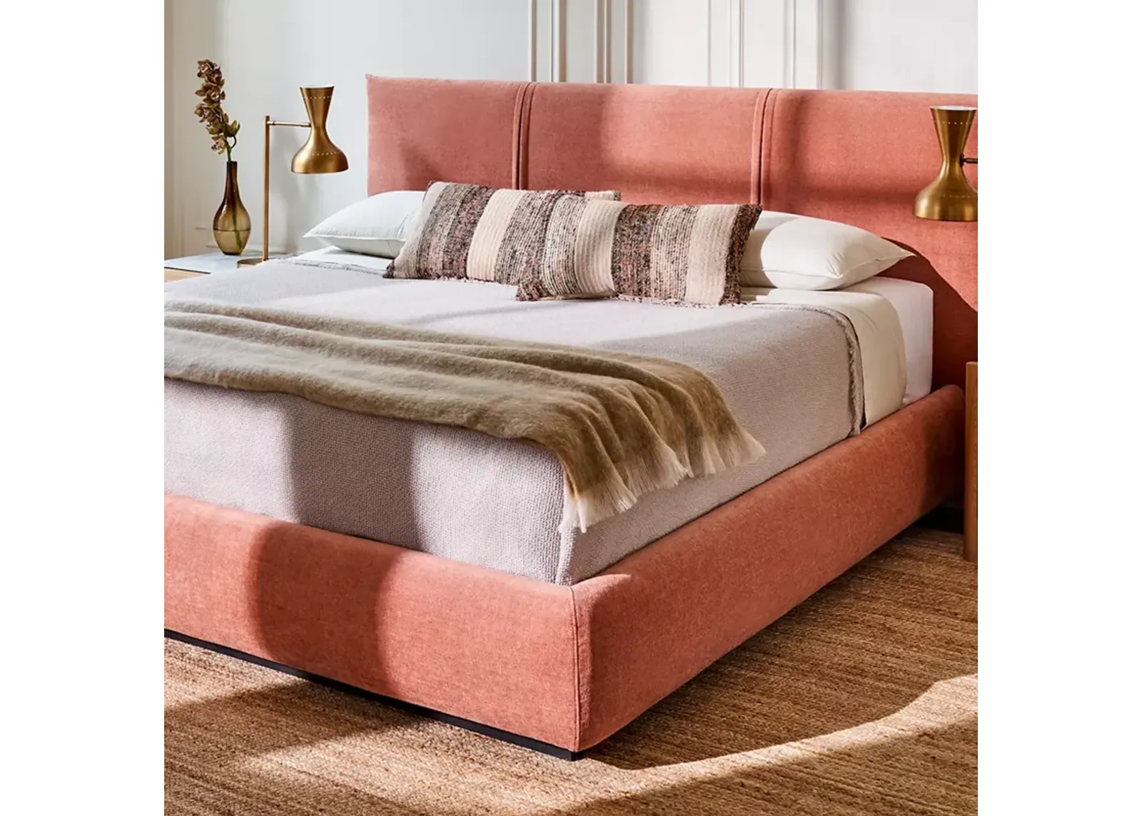 HuppÃ© Laurent Upholstered King Bed