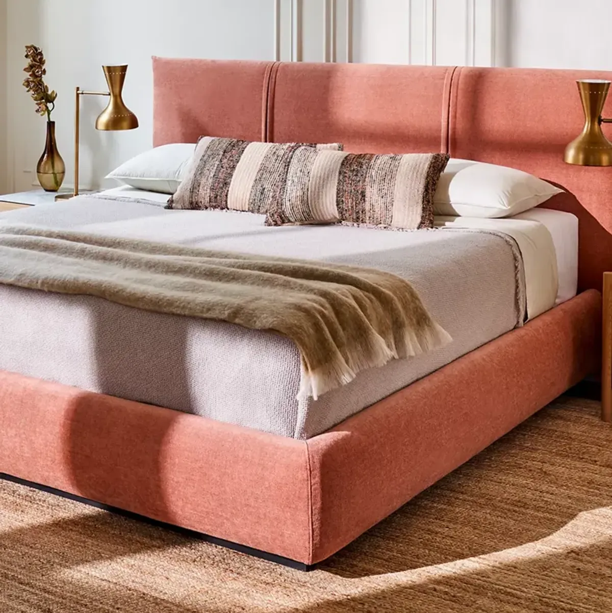 HuppÃ© Laurent Upholstered King Bed