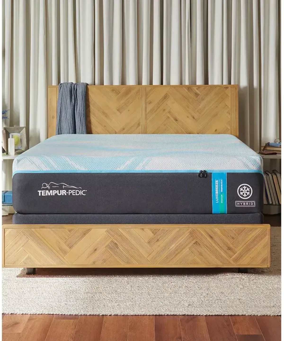 Tempur-Pedic Luxebreeze 2.0 Medium Hybrid Queen Mattress Set LP 