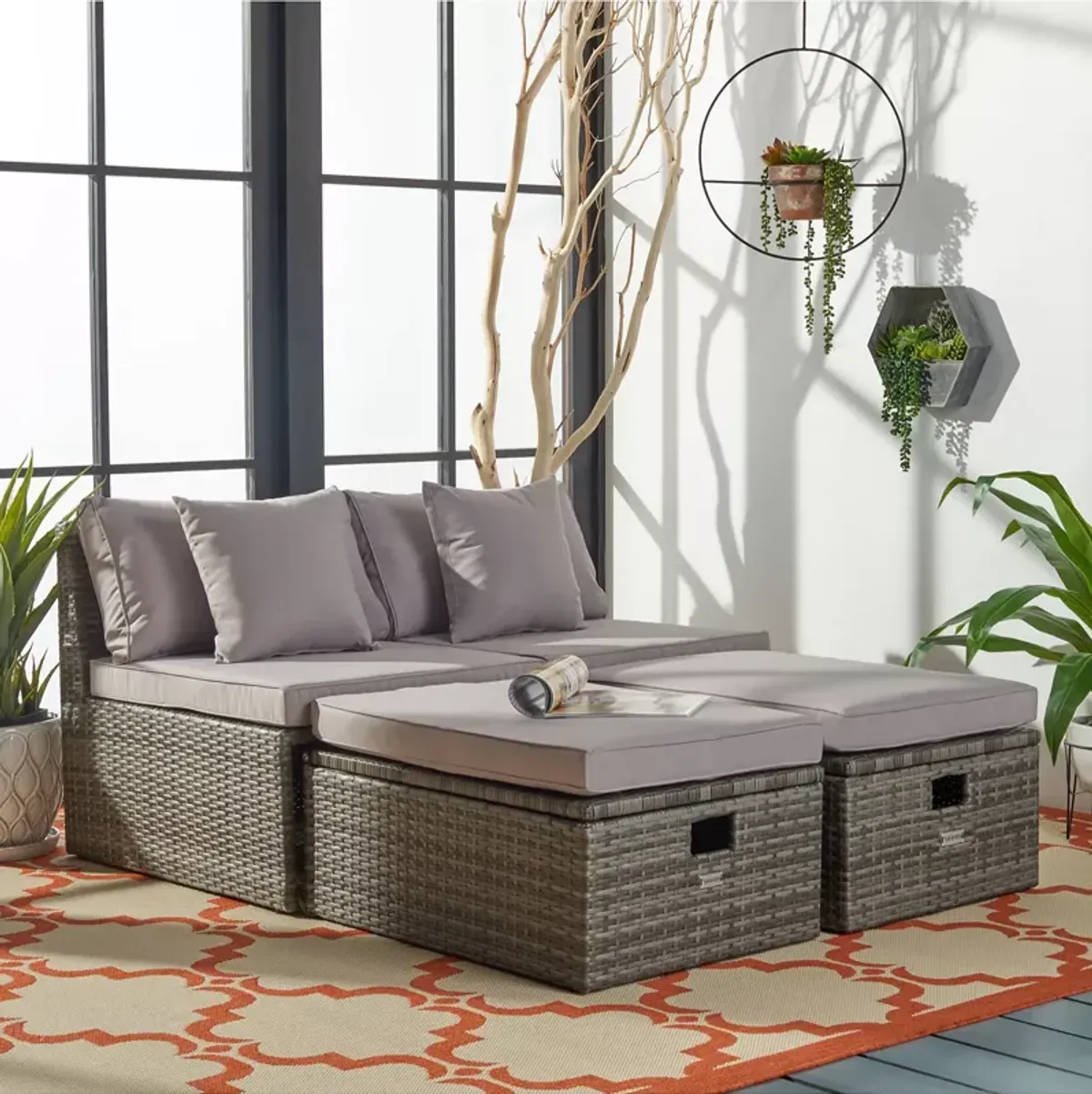 SAFAVIEH Pramla Outdoor Sette with Ottoman