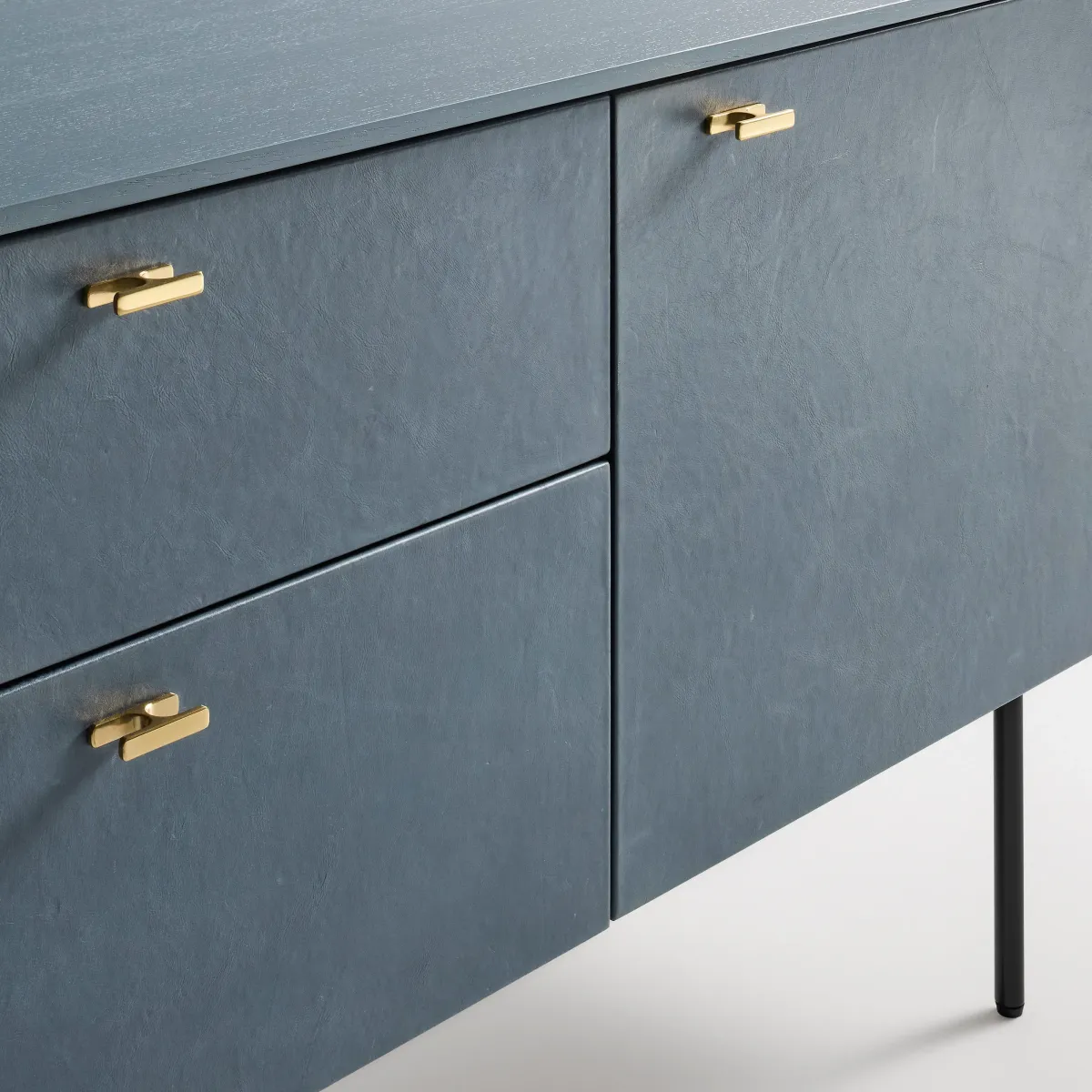 Fable 2 Door / 2 Drawer Console