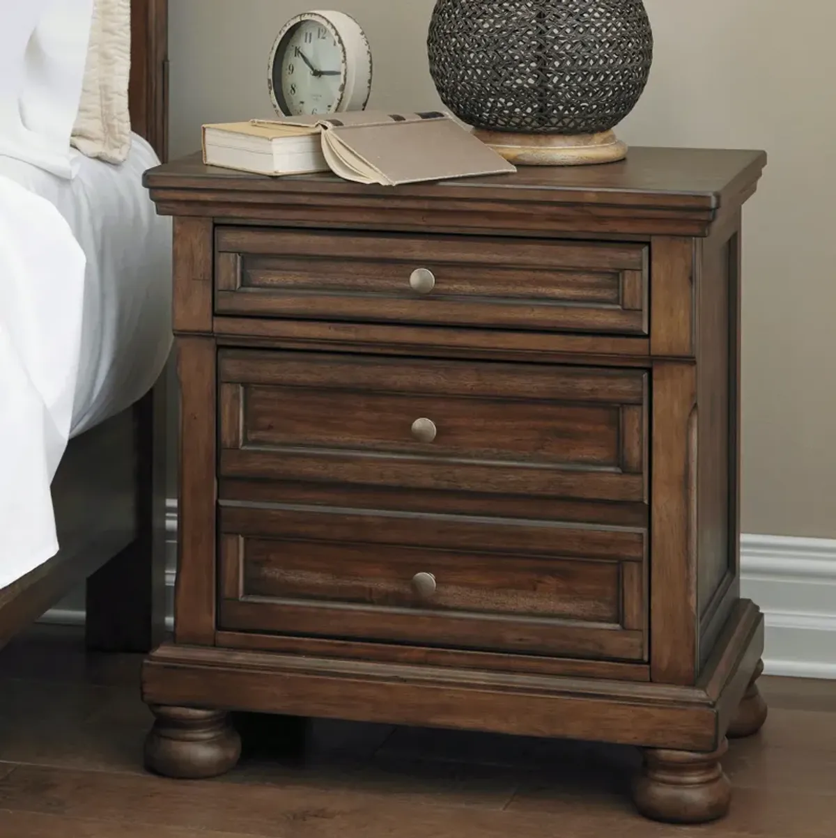 Flynnter Nightstand